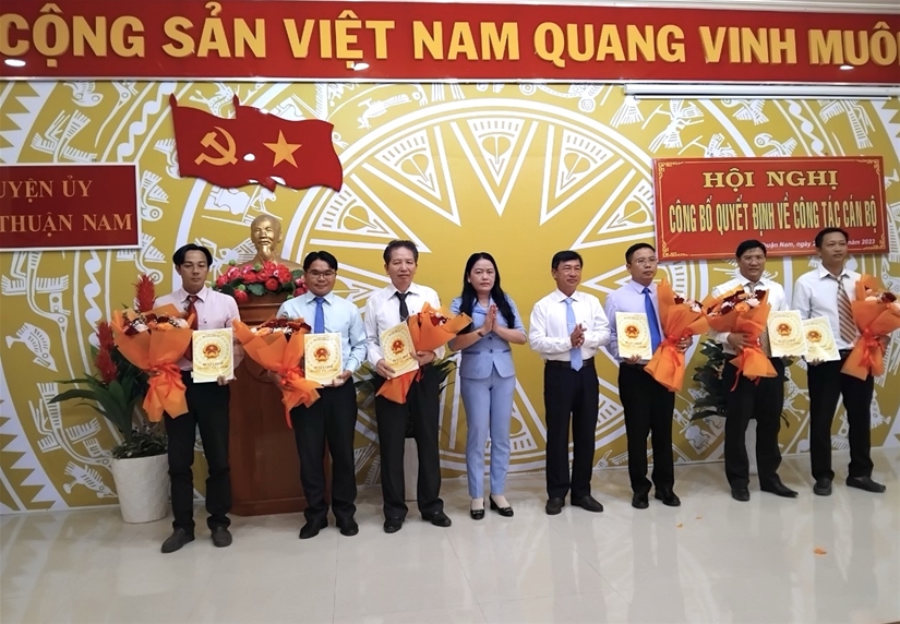 Đồng chí Mai Thị Ngọc Ảnh-  Phó chủ tịch UBND huyện trao quyết định cho các đồng chí.