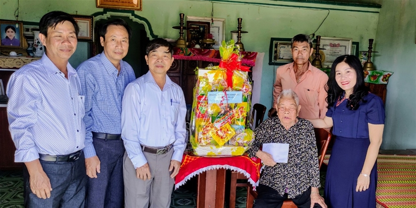 Đại diện lãnh đạo Huyện thăm Mẹ Việt Nam anh hùng Nguyễn Thị Năm ở xã Tân Thành