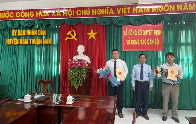 Đồng chí Trần Ngọc Diệp - phó bí thư HUyện uỷ, chủ tịch UBND huyện trao quyết định bổ nhiệm