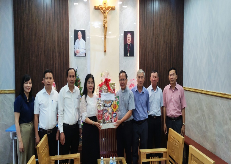 Đồng chí Bí thư Huyện ủy thăm, tặng quà Giáo xứ Hiệp Nghĩa xã Tân Thuận