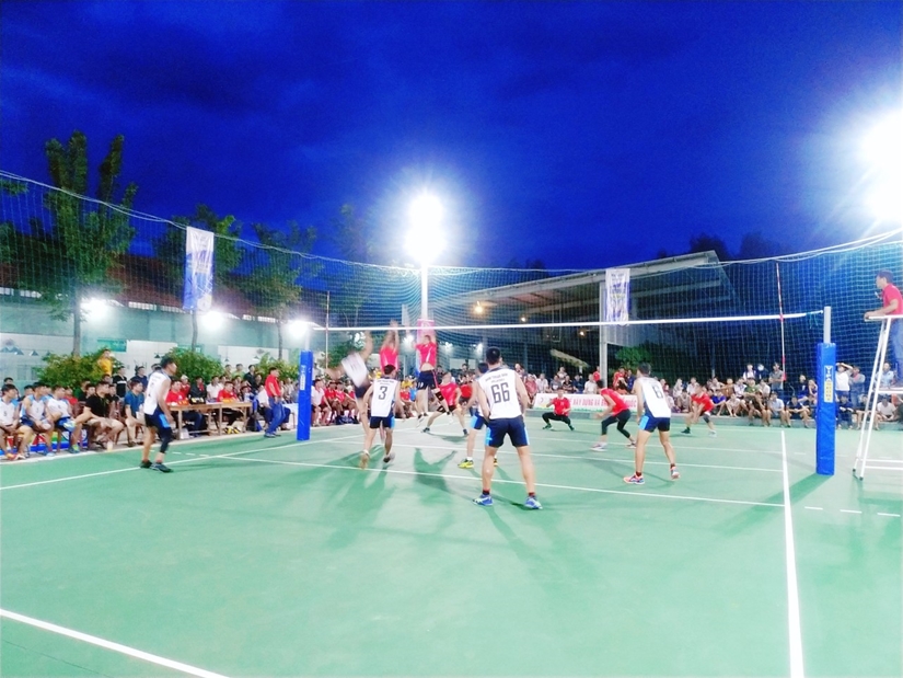 Hai đội Hàm Thuận Nam và Trại giam Z30D thi đấu trên sân